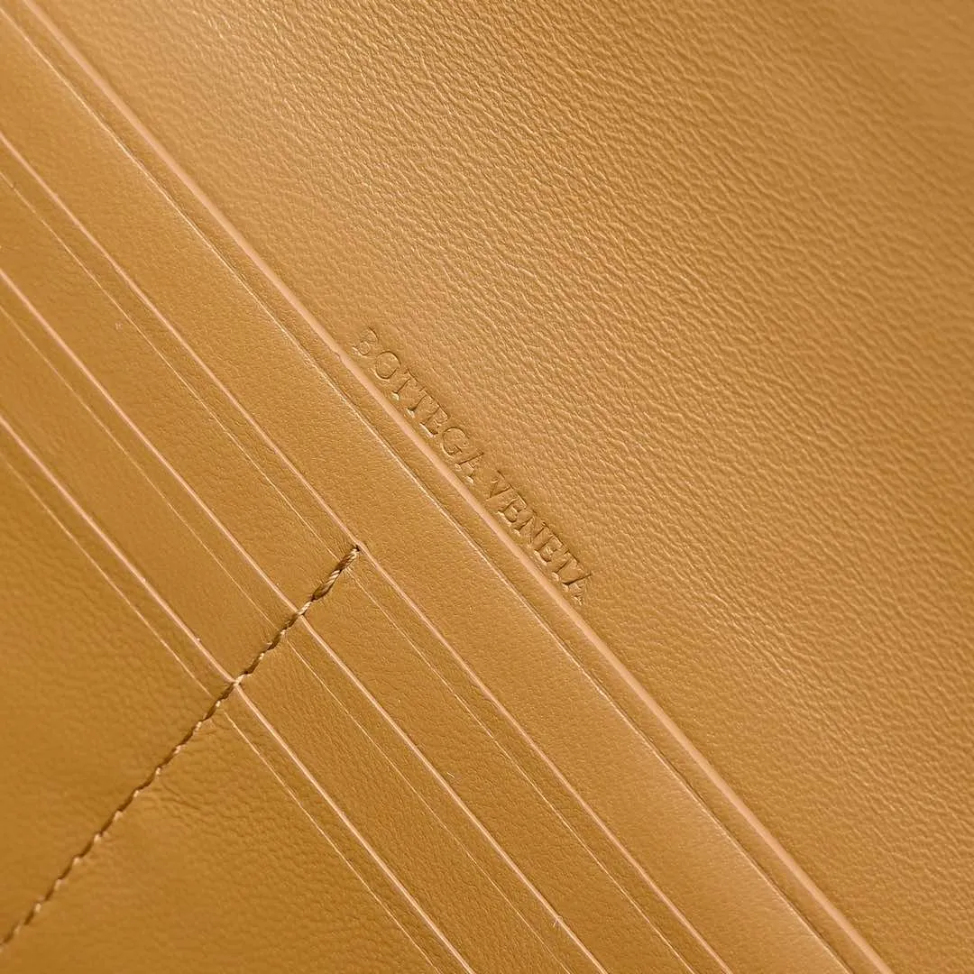 Batch 1360 #Bv New Deerskin Clutch 🎈 The deerskin brown bag with extra points for autumn and winter is so beautiful~🍂 Made of classic woven sheepskin and deerskin, it looks like Maillard for autumn and winter🤎 It can be held by hand, carried by hand or carried under the arm. The metal knot embellishment exudes temperament and nobility~ , equipped with a zipper compartment inside, it is a good companion for your daily life🧑‍❤️‍💋‍🧑, whether you are walking on the red carpet or attending a dinner, it will add a unique charm to you💞 Model: 1511 Size: 31x13x3
